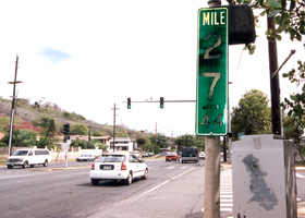 Closeup of Ainakoa Avenue intersection where H-1 ends, with faded terminal milepost 27.44