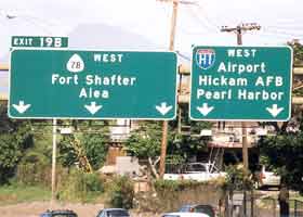 Overhead signs approaching H-1 exit 19B direct traffic continuing on H-1 to two right lanes, three lanes make left exit