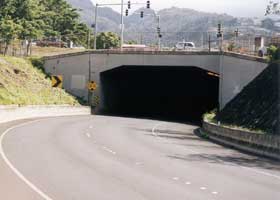 Two eastbound lanes of H-1 enter Middle Street Tunnel; 13'5" height restriction in left lane