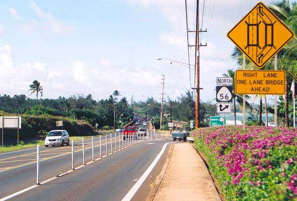 Northbound state route 56 splits to traverse parallel bridges over the Wailua River