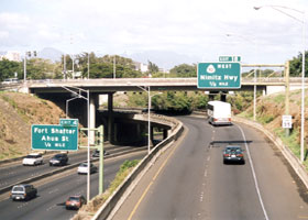 Two westbound lanes of H-1 pass over Moanalua Freeway, under Middle Street; 35 mph speed limit sign