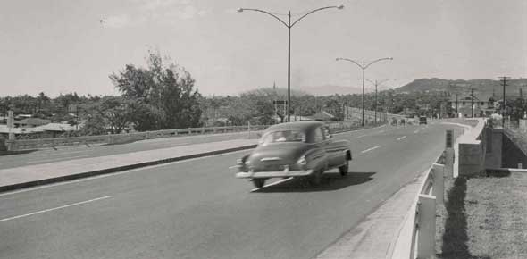 H-1's predecessor the Mauka Arterial, soon after it opened, with six lanes, minimal shoulders, and little traffic